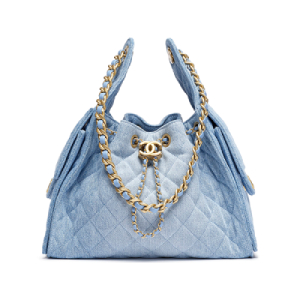 شنطة شانيل دينيم 25 سم باللون الأزرق الفاتح – تصميم فاخر يجمع بين الأناقة الكاجوال والسلسلة الذهبية لإطلالة مميزة بخصم 13%!